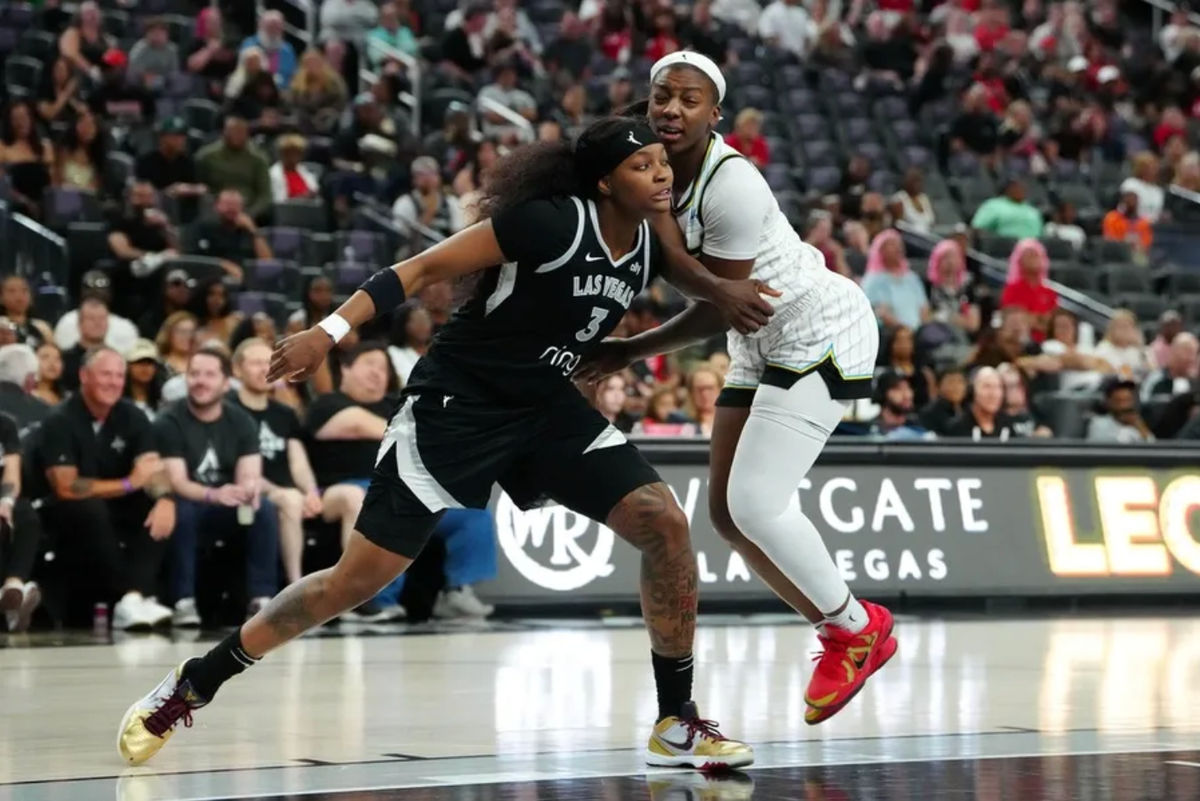 9 de septiembre de 2025; Las Vegas, Nevada, EE. UU.; La delantera de Las Vegas Aces, NaLyssa Smith (3), bloquea a la delantera de Chicago Sky, Michaela Onyenwere (12), durante un tiro libre en el segundo cuarto en el T-Mobile Arena. Crédito obligatorio: Stephen R. Sylvanie-Imagn Images