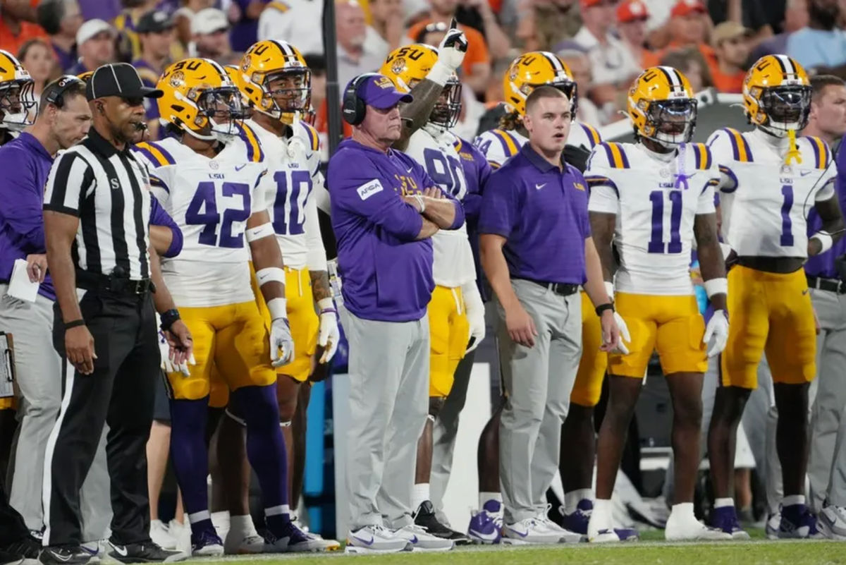 30 de agosto de 2025; Clemson, Carolina del Sur, EE. UU.; El entrenador de los LSU Tigers, Brian Kelly, observa el partido contra los Clemson Tigers durante el segundo cuarto en el Memorial Stadium. Crédito obligatorio: Ken Ruinard-USA TODAY Network vía Imagn Imagesv