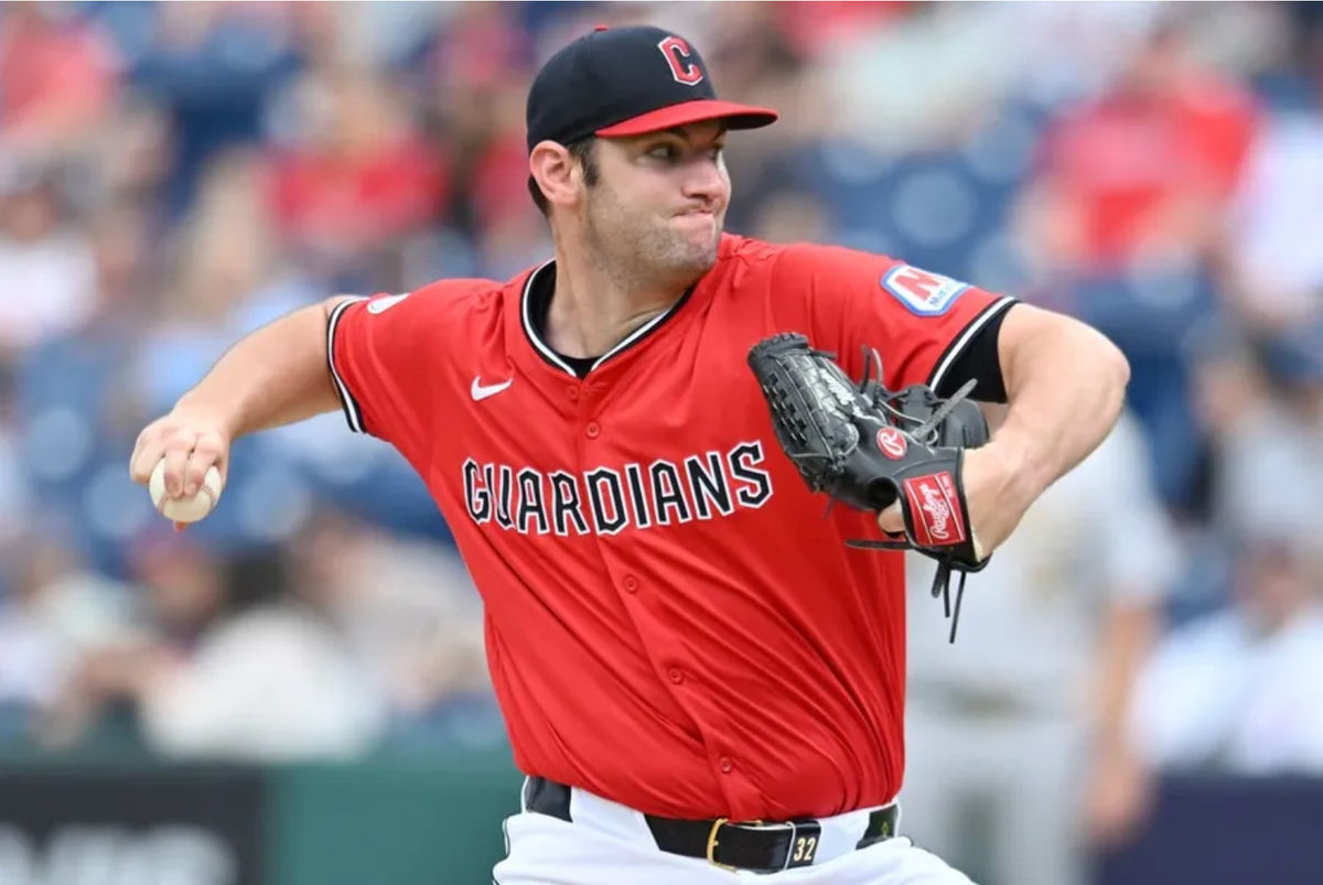 20 de julio de 2025; Cleveland, Ohio, EE. UU.; El lanzador abridor de los Cleveland Guardians, Gavin Williams (32), lanza durante la primera entrada contra los Athletics en el Progressive Field. Crédito obligatorio: Ken Blaze-Imagn Images
