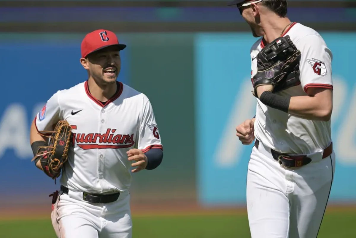 14 de septiembre de 2025; Cleveland, Ohio, EE. UU.; El jardinero izquierdo de los Cleveland Guardians, Steven Kwan (38), sale corriendo del campo con el jardinero central Nolan Jones (22) tras atrapar una pelota contra la barda bateada por el jardinero izquierdo de los Chicago White Sox, Will Robertson (no aparece en la foto), durante la segunda entrada en el Progressive Field. Crédito obligatorio: Ken Blaze-Imagn Images.