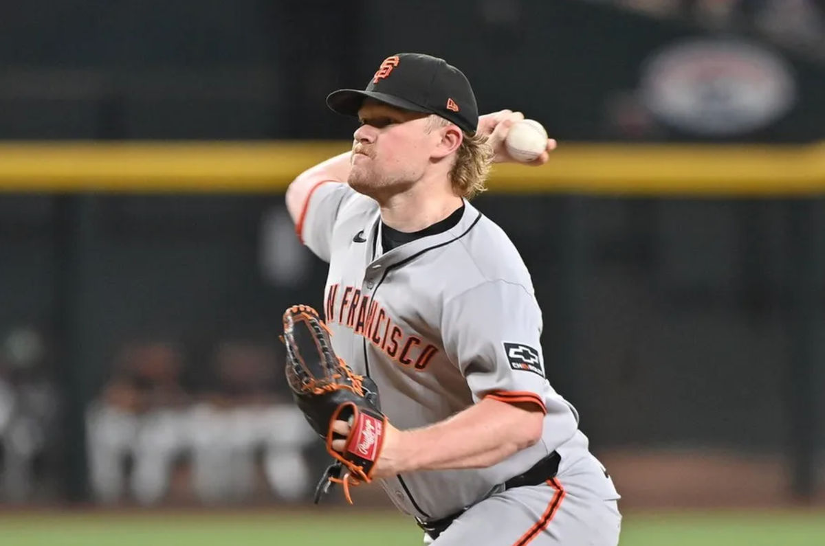 30 de junio de 2025; Phoenix, Arizona, EE. UU.; El lanzador de los Gigantes de San Francisco, Logan Webb (62), lanza en la primera entrada contra los Diamondbacks de Arizona en el Chase Field. Crédito obligatorio: Matt Kartozian-Imagn Images