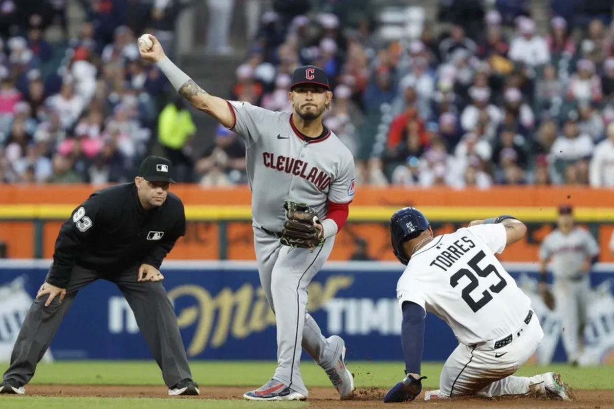24 de mayo de 2025; Detroit, Michigan, EE. UU.; El segunda base de los Cleveland Guardians, Gabriel Arias (13), lanza a primera tras tocar out en segunda al segunda base de los Detroit Tigers, Gleyber Torres (25), durante la quinta entrada en el Comerica Park. Crédito obligatorio: Brian Bradshaw Sevald-Imagn Images.