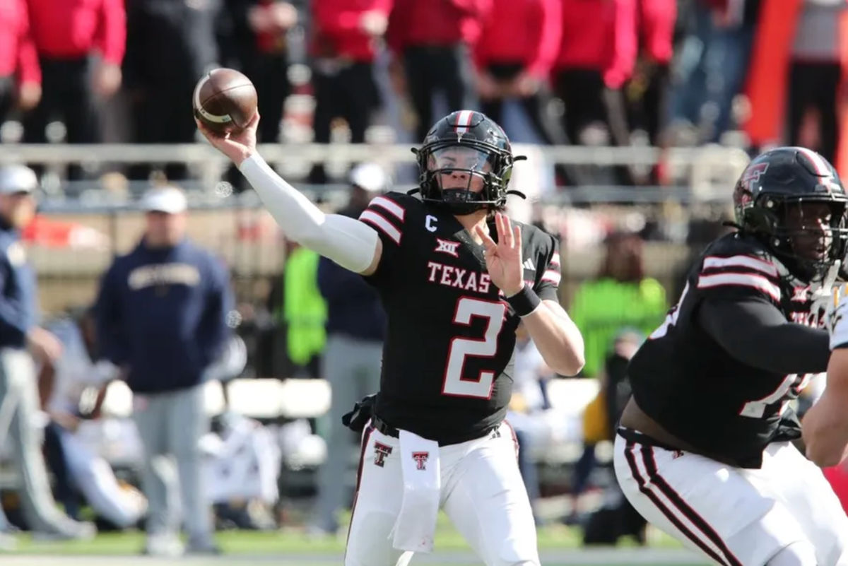 30 de noviembre de 2024; Lubbock, Texas, EE. UU.; El mariscal de campo de los Texas Tech Red Raiders, Behren Morton (2), lanza contra los West Virginia Mountaineers en la segunda mitad en el estadio Jones AT&T y el Cody Campbell Field. Crédito obligatorio: Michael C. Johnson-Imagn Images