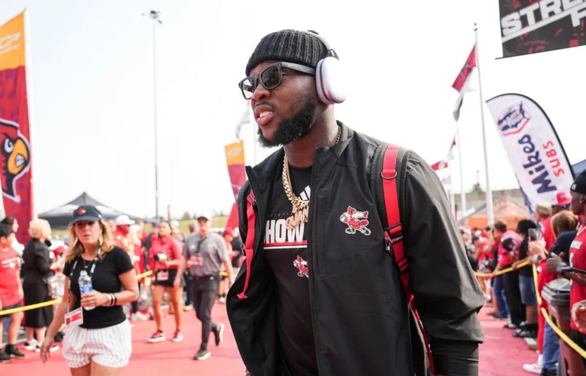 El apoyador de los Louisville Cardinals, Stanquan Clark (6), antes del partido de fútbol americano universitario Louisville-James Madison el viernes 5 de septiembre de 2025 en el L&N Credit Union Stadium en Louisville, Kentucky.