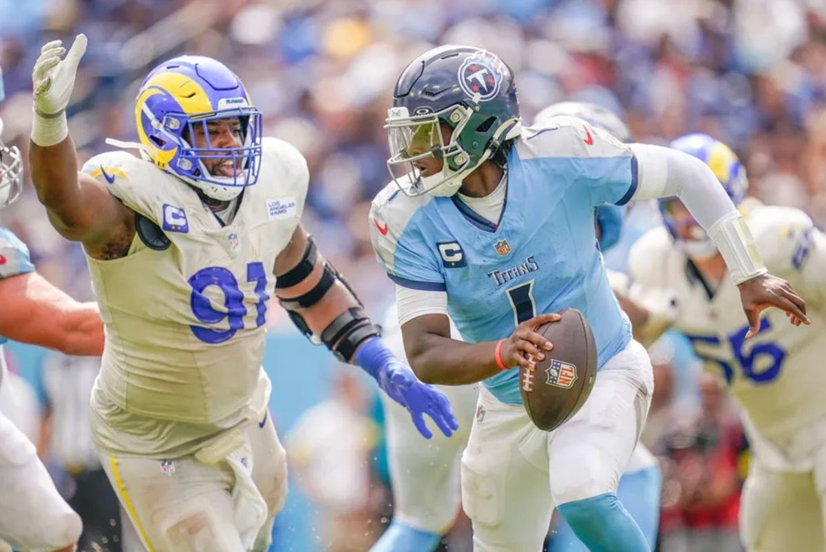 El mariscal de campo de los Tennessee Titans, Cam Ward (1), evade al ala defensiva de Los Angeles Rams, Kobie Turner (91), durante el último cuarto en el Nissan Stadium en Nashville, Tennessee, el domingo 14 de septiembre de 2025. FOTO: USA TODAY SPORTS IMAGES
