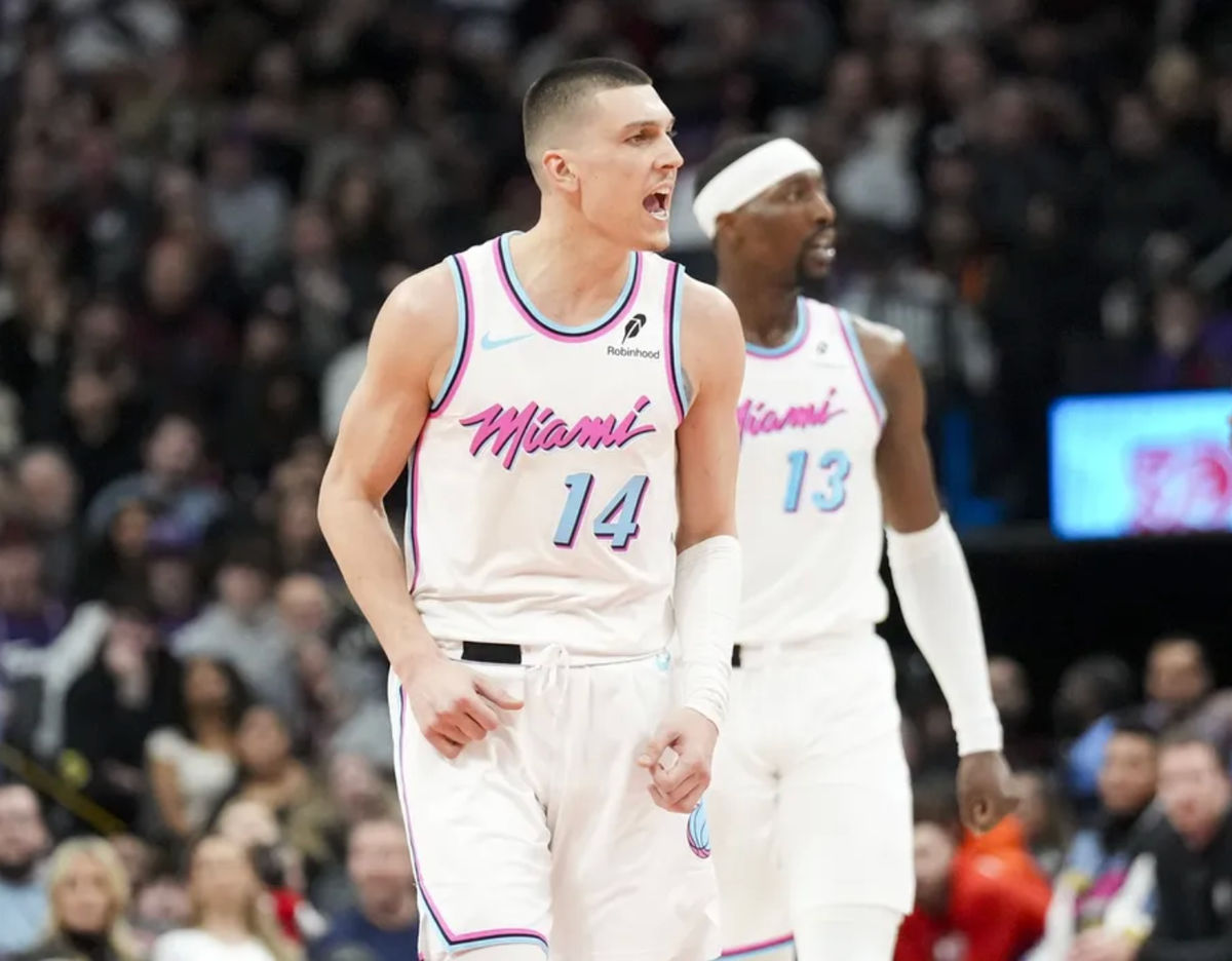 21 de febrero de 2025; Toronto, Ontario, Canadá; El base del Miami Heat, Tyler Herro (14), celebra tras anotar contra los Toronto Raptors durante la segunda mitad en el Scotiabank Arena. Crédito obligatorio: Kevin Sousa-Imagn Images