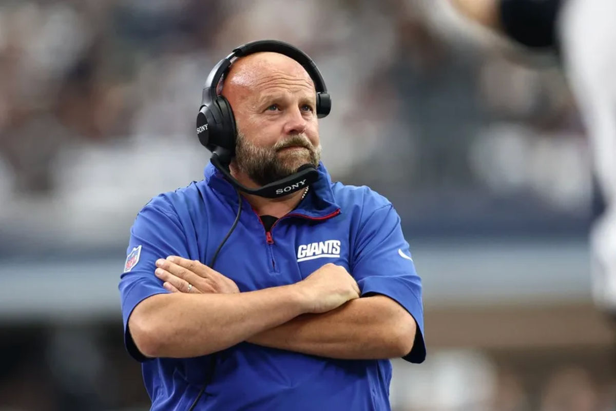 14 de septiembre de 2025; Arlington, Texas, EE. UU.; El entrenador de los New York Giants, Brian Daboll, reacciona tras una jugada contra los Dallas Cowboys durante el segundo cuarto en el estadio AT&T. Crédito obligatorio: Kevin Jairaj-Imagn Images.