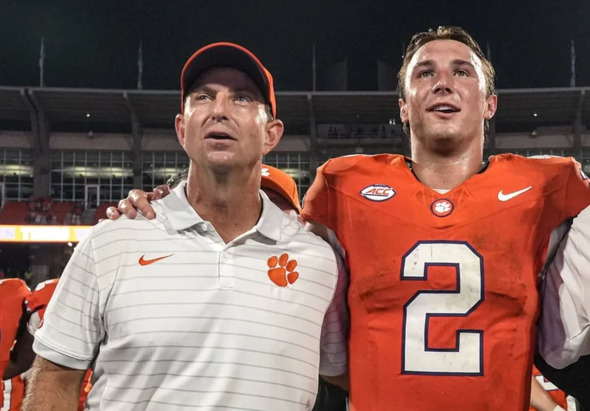 El entrenador en jefe de Clemson, Dabo Swinney, a la izquierda, y el mariscal de campo Cade Klubnik (2) después del partido con Troy en el Memorial Stadium el sábado 6 de septiembre de 2025 en Clemson, Carolina del Sur. FOTO USA TODAY SPORTS IMAGES