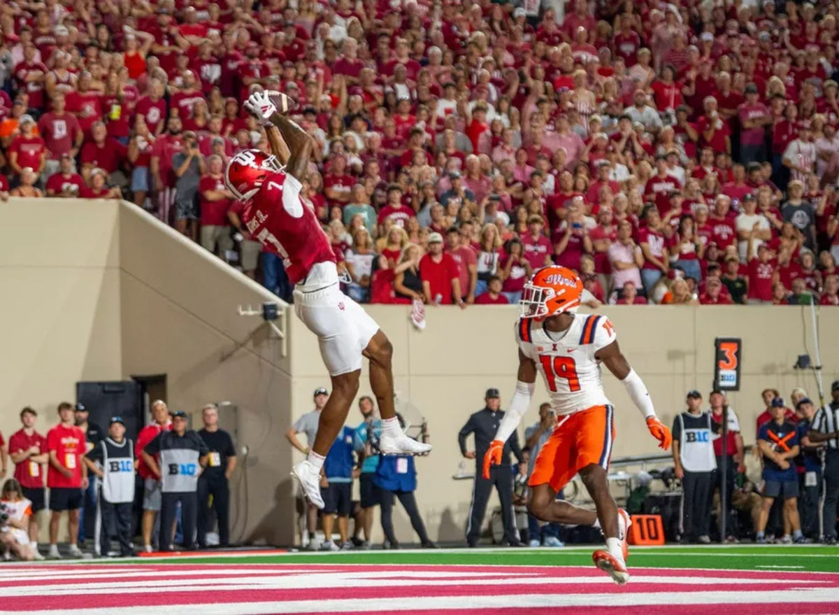 E.J. Williams Jr. (7) de Indiana atrapa un touchdown durante el partido de fútbol americano entre Indiana e Illinois en el Memorial Stadium el sábado 20 de septiembre de 2025. FOTO USA TODAY SPORTS IMAGES
