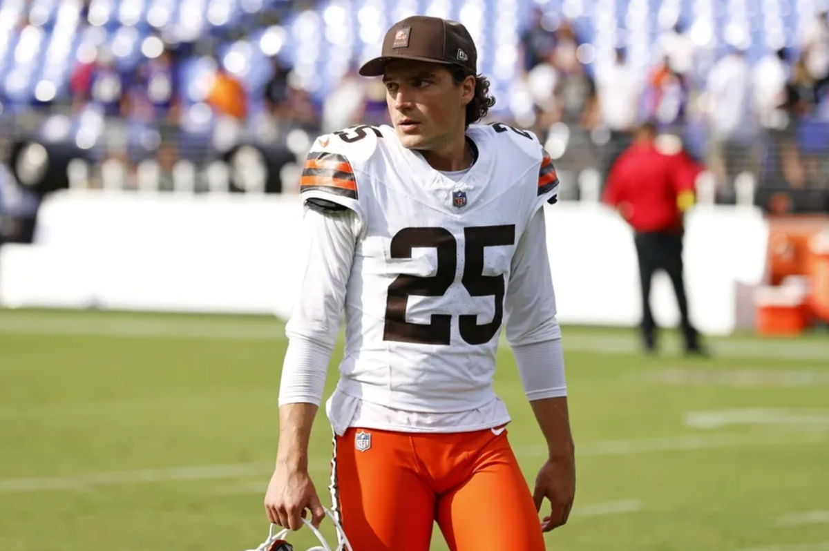 14 de septiembre de 2025; Baltimore, Maryland, EE. UU.; El pateador de los Cleveland Browns, Andre Szmyt (25), después del partido contra los Baltimore Ravens en el estadio M&T Bank. Crédito obligatorio: Peter Casey-Imagn Images