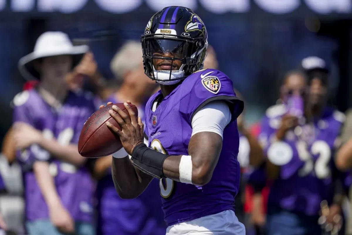 14 de septiembre de 2025; Baltimore, Maryland, EE. UU.; El mariscal de campo de los Baltimore Ravens, Lamar Jackson (8), calienta antes del partido contra los Cleveland Browns en el estadio M&T Bank. Crédito obligatorio: Mitch Stringer-Imagn Images