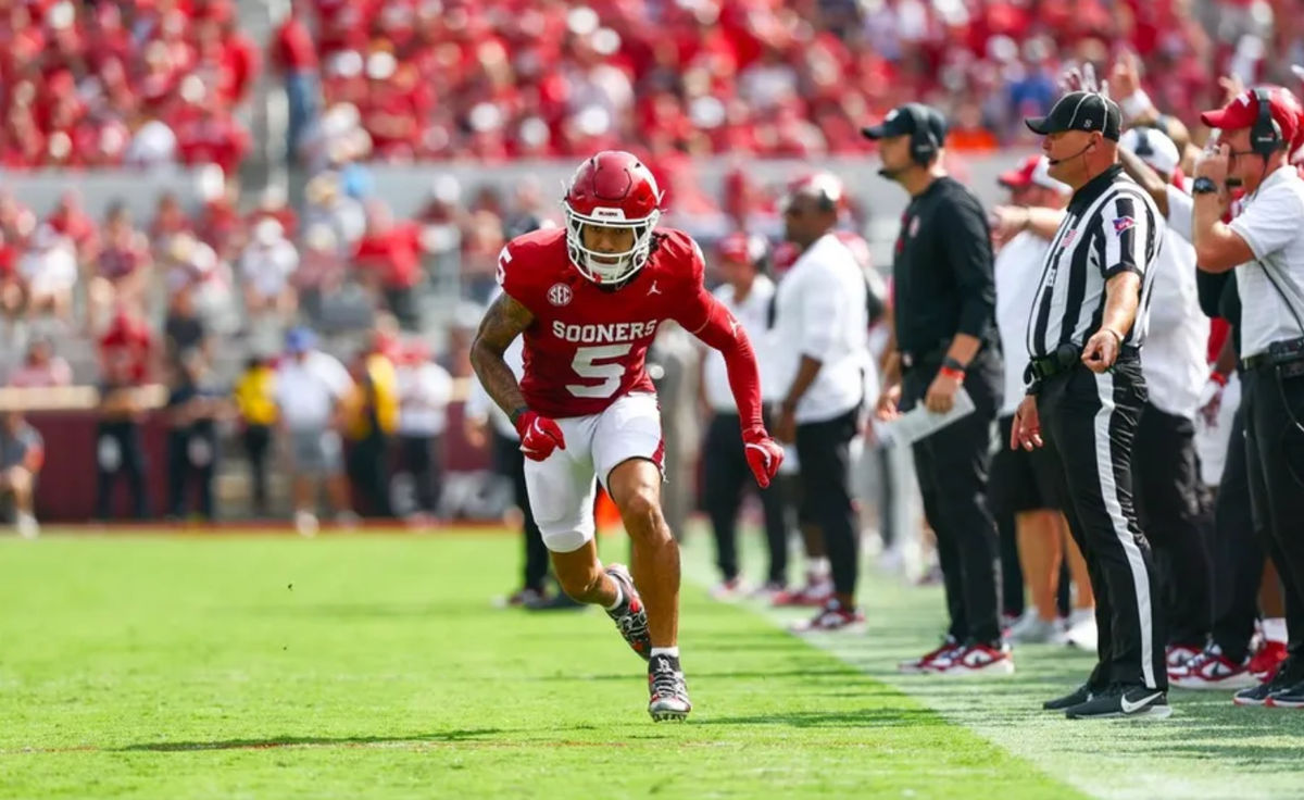 20 de septiembre de 2025; Norman, Oklahoma, EE. UU.; El receptor abierto de los Oklahoma Sooners, Isaiah Sategna III (5), queda descubierto durante la primera mitad contra los Auburn Tigers en el Estadio Gaylord Family-Oklahoma Memorial. Crédito obligatorio: Kevin Jairaj-Imagn Images.