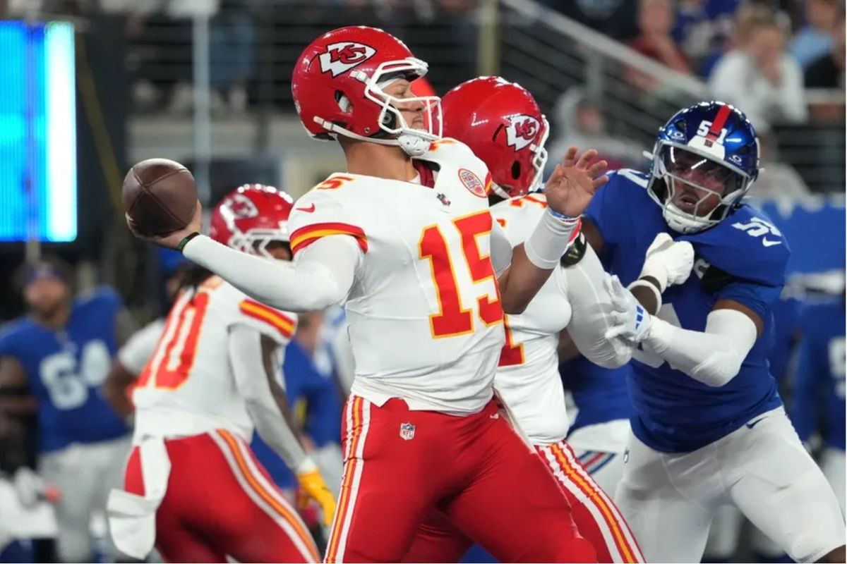21 de septiembre de 2025; East Rutherford, Nueva Jersey, EE. UU.; El mariscal de campo de los Kansas City Chiefs, Patrick Mahomes (15), lanza un pase contra los New York Giants en el primer cuarto en el MetLife Stadium. Crédito obligatorio: Robert Deutsch-Imagn Images