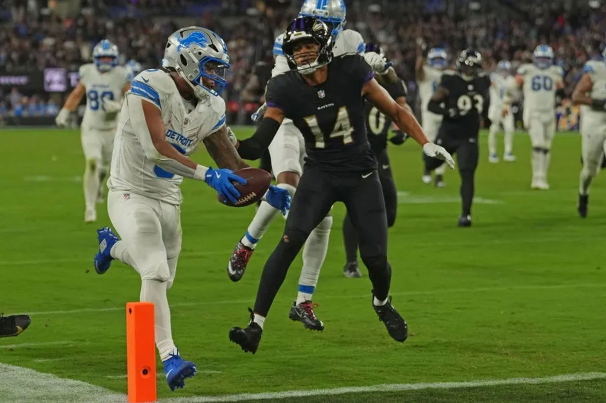 22 de septiembre de 2025; Baltimore, Maryland, EE. UU.; El corredor de los Detroit Lions, David Montgomery (5), acarrea un touchdown superando al safety de los Baltimore Ravens, Kyle Hamilton (14), durante la segunda mitad en el estadio M&T Bank. Crédito obligatorio: Mitch Stringer-Imagn Images.