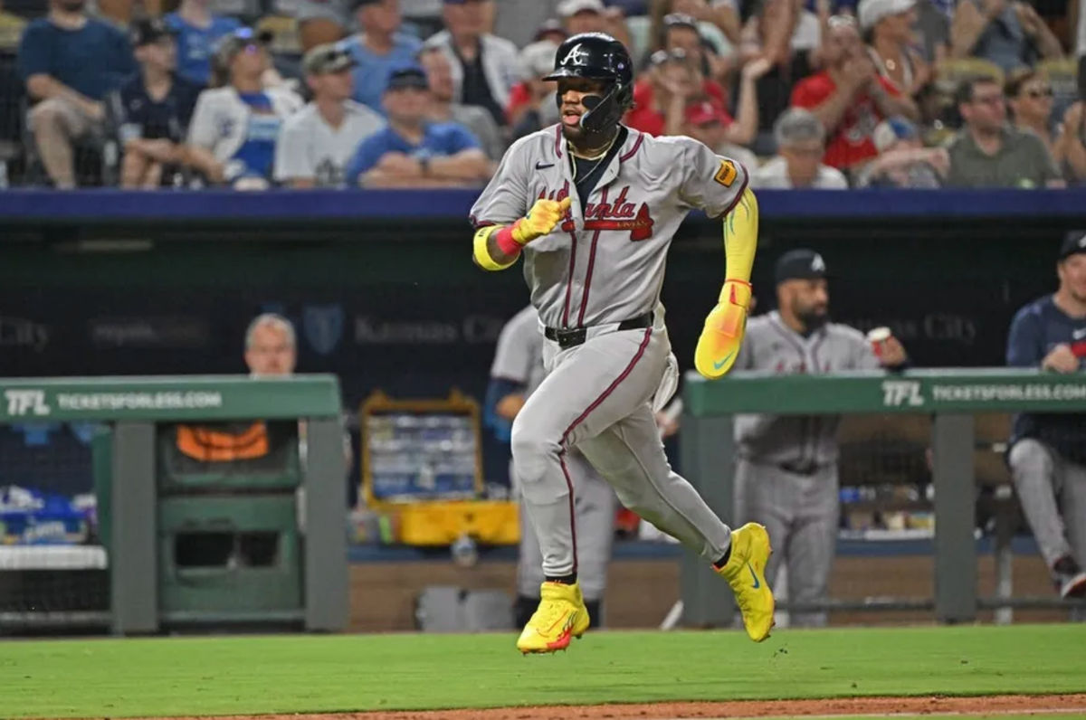 28 de julho de 2025; Kansas City, Missouri, EUA; O defensor direito do Atlanta Braves, Ronald Acuna Jr. (13), corre pela terceira linha de base para marcar uma corrida na oitava entrada contra o Kansas City Royals no Estádio Kauffman. Crédito obrigatório: Peter Aiken-Imagn Images
