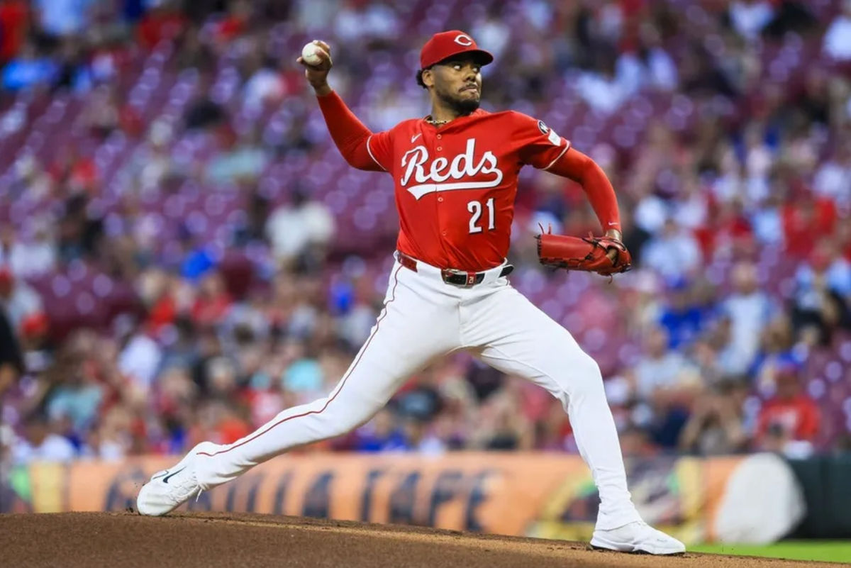 18 de septiembre de 2025; Cincinnati, Ohio, EE. UU.; El lanzador abridor de los Cincinnati Reds, Hunter Greene (21), lanza contra los Chicago Cubs en la primera entrada en el Great American Ball Park. Crédito obligatorio: Katie Stratman-Imagn Images