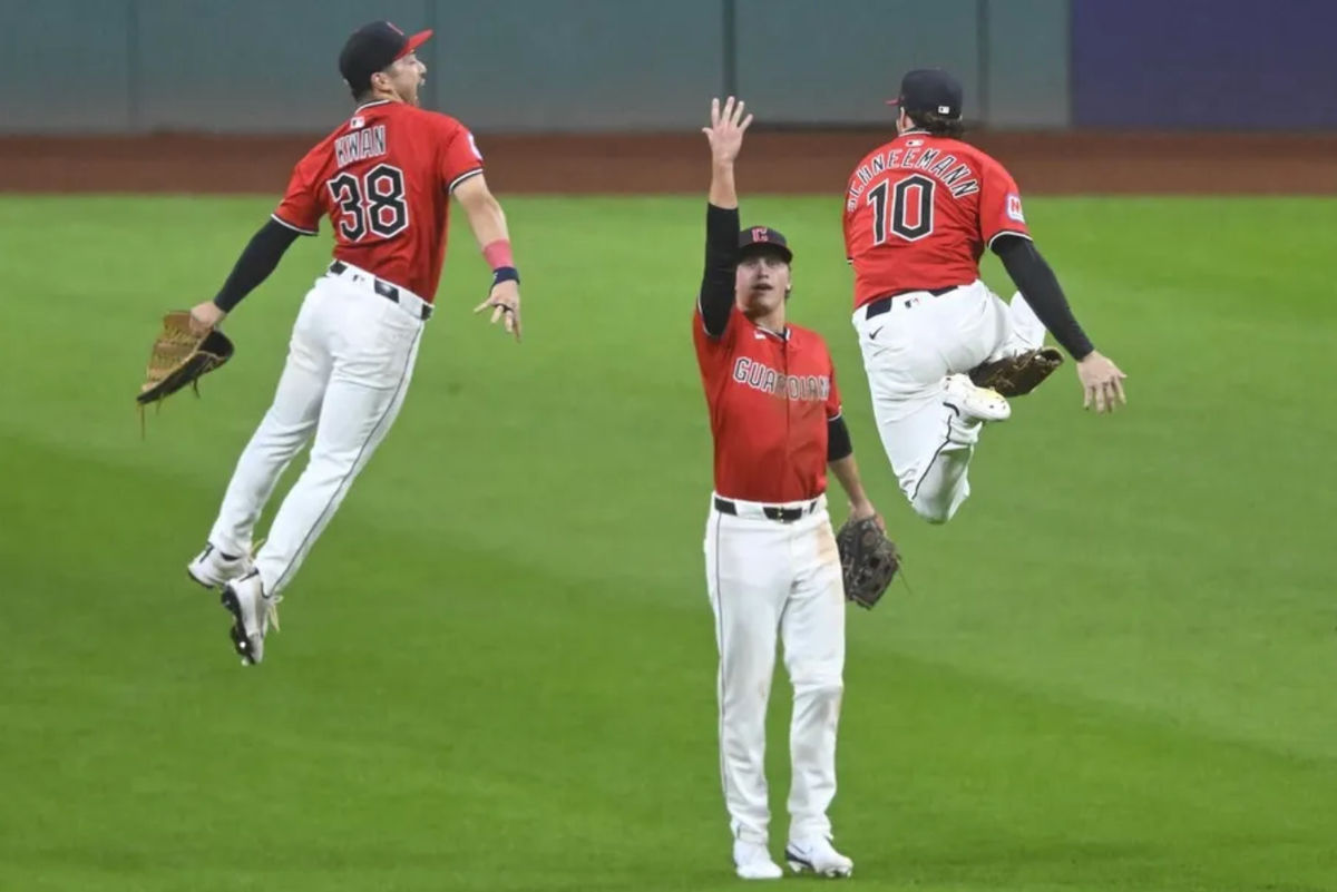 23 de septiembre de 2025; Cleveland, Ohio, EE. UU.; Los Cleveland Guardians celebran una victoria sobre los Detroit Tigers en el Progressive Field. Crédito obligatorio: David Richard-Imagn Images