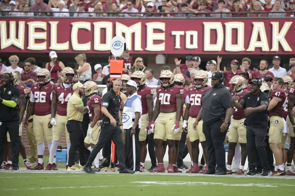 30 de agosto de 2025; Tallahassee, Florida, EE. UU.; El entrenador de los Florida State Seminoles, Mike Norvell, observa el partido contra los Alabama Crimson Tide durante la primera mitad en el estadio Doak S. Campbell. Crédito obligatorio: Melina Myers-Imagn Images