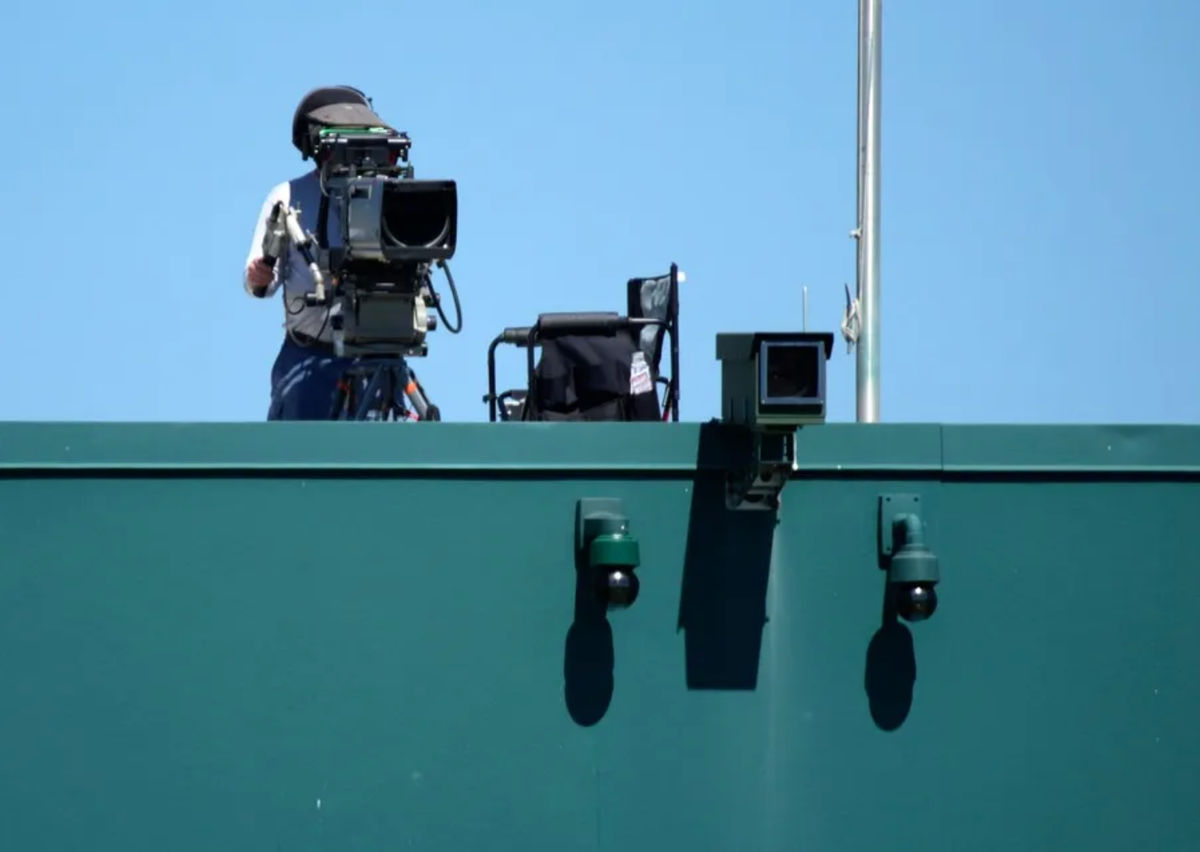 Cámaras de seguimiento Hawk-Eye están ubicadas alrededor del estadio. Cinco cámaras se utilizan para rastrear los lanzamientos. Cámaras adicionales alrededor del estadio rastrean la posición de los jugadores y la ubicación de la bola. Las Grandes Ligas de Béisbol están probando un sistema de desafío automático de bola-golpe (ABS) en algunos estadios de entrenamiento de primavera. El sistema permite a los jugadores desafiar un número limitado de decisiones de bola/golpe durante un juego. Las decisiones pueden ser revocadas si la tecnología de seguimiento de lanzamientos muestra que un árbitro tomó una decisión incorrecta. FOTO: USA TODAY SPORTS IMAGES