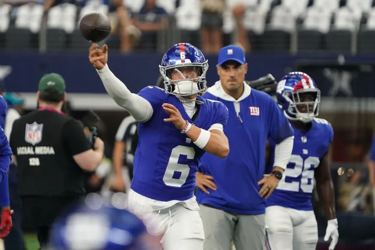 El mariscal de campo de los New York Giants, Jaxson Dart (6), será titular en su primer partido de la NFL el domingo. Crédito obligatorio: Raymond Carlin III-Imagn Images