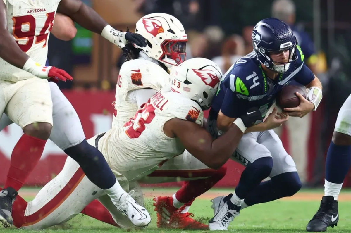 25 de septiembre de 2025; Glendale, Arizona, EE. UU.; El tackle defensivo de los Arizona Cardinals, Calais Campbell (93), taclea al mariscal de campo de los Seattle Seahawks, Sam Darnold (14), en la primera mitad en el State Farm Stadium. Crédito obligatorio: Mark J. Rebilas-Imagn Images