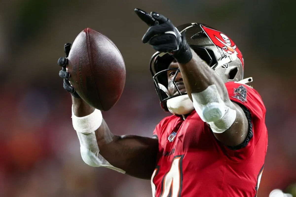 21 de octubre de 2024; Tampa, Florida, EE. UU.; El receptor abierto de los Tampa Bay Buccaneers, Chris Godwin (14), celebra un primer down contra los Baltimore Ravens en el segundo cuarto en el Estadio Raymond James. Crédito obligatorio: Nathan Ray Seebeck-Imagn Images