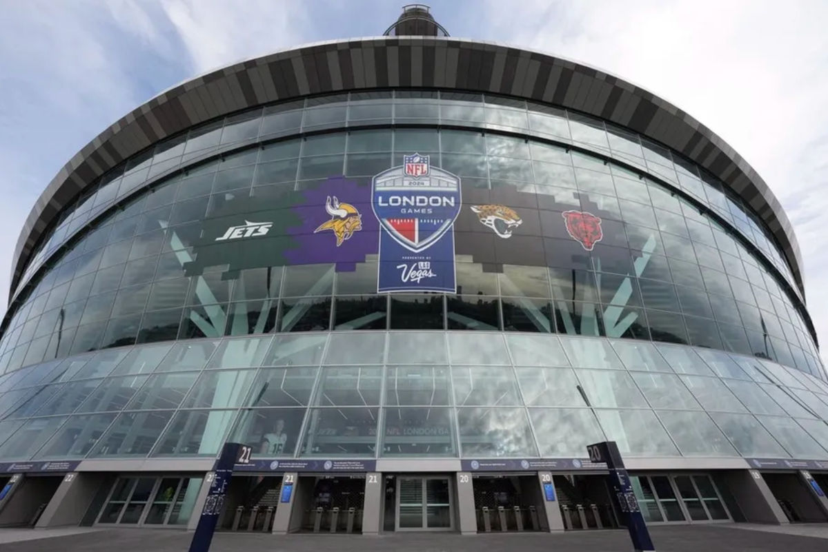 13 de octubre de 2024; Londres, Reino Unido; Juegos de la NFL en Londres 2024, logotipos de los New York Jets, Minnesota Vikings, Jacksonville Jaguars y Chicago Bears en la fachada durante un partido de la Serie Internacional de la NFL en el Estadio Tottenham Hotspur. Crédito obligatorio: Kirby Lee-Imagn Images