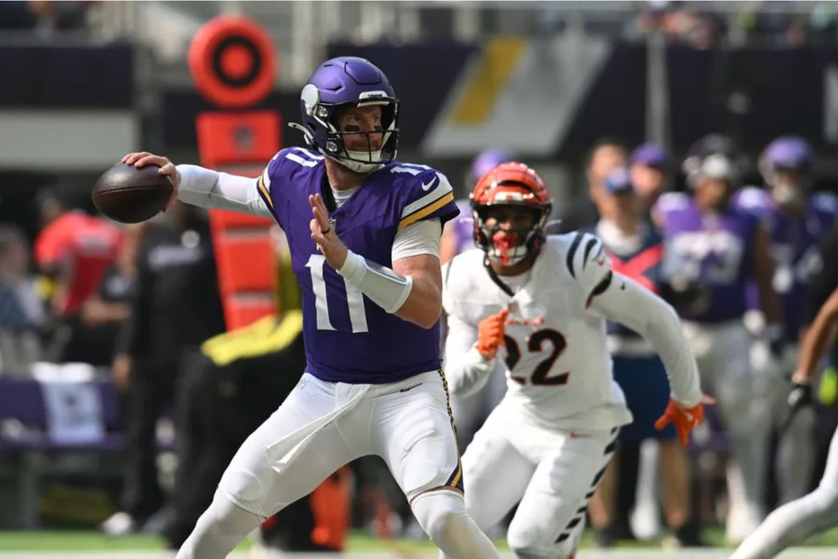 21 de septiembre de 2025; Minneapolis, Minnesota, EE. UU.; El mariscal de campo de los Minnesota Vikings, Carson Wentz (11), lanza campo abajo contra los Cincinnati Bengals durante la primera mitad en el U.S. Bank Stadium. Crédito obligatorio: Jeffrey Becker-Imagn Images