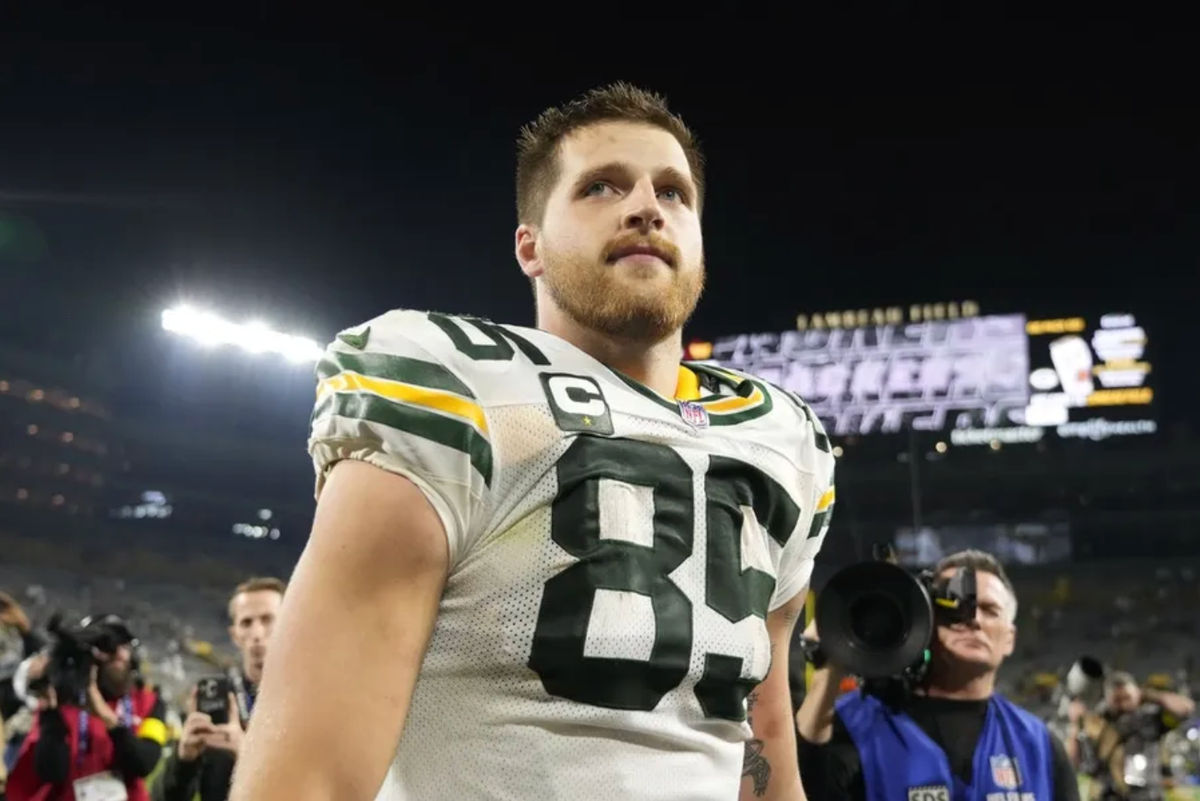 11 de septiembre de 2025; Green Bay, Wisconsin, EE. UU.; El ala cerrada de los Green Bay Packers, Tucker Kraft (85), observa después del partido contra los Washington Commanders en Lambeau Field. Crédito obligatorio: Jeff Hanisch-Imagn Images