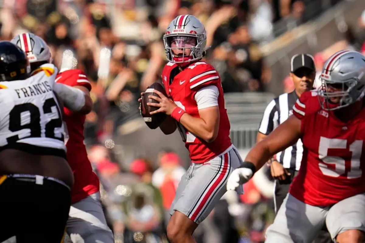 El mariscal de campo de los Ohio State Buckeyes, Julian Sayin (10), busca pasar durante la primera mitad del partido de fútbol americano de la NCAA contra los Grambling State Tigers en el estadio de Ohio el 6 de septiembre de 2025. FOTO USA TODAY SPORTS IMAGES
