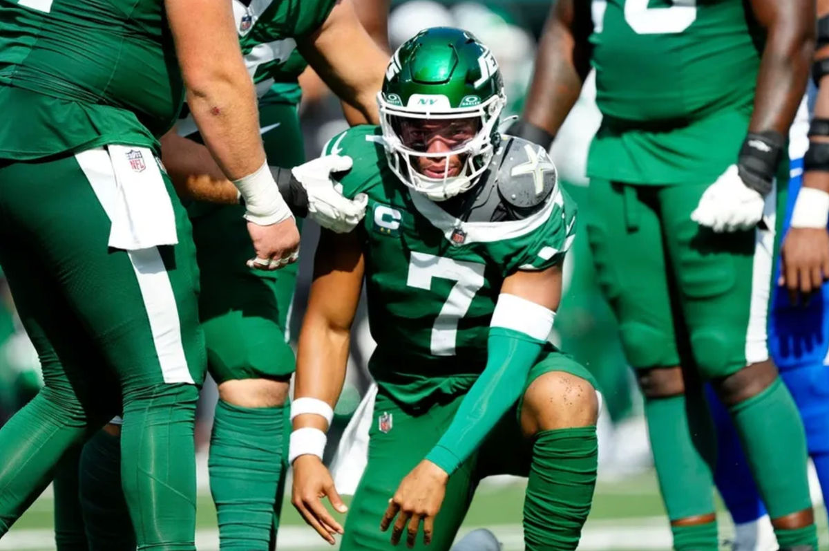 El mariscal de campo de los New York Jets, Justin Fields (7), fue capturado en jugadas consecutivas durante el último cuarto antes de abandonar el partido el domingo 14 de septiembre de 2025 en East Rutherford. FOTO: USA TODAY SPORTS IMAGES