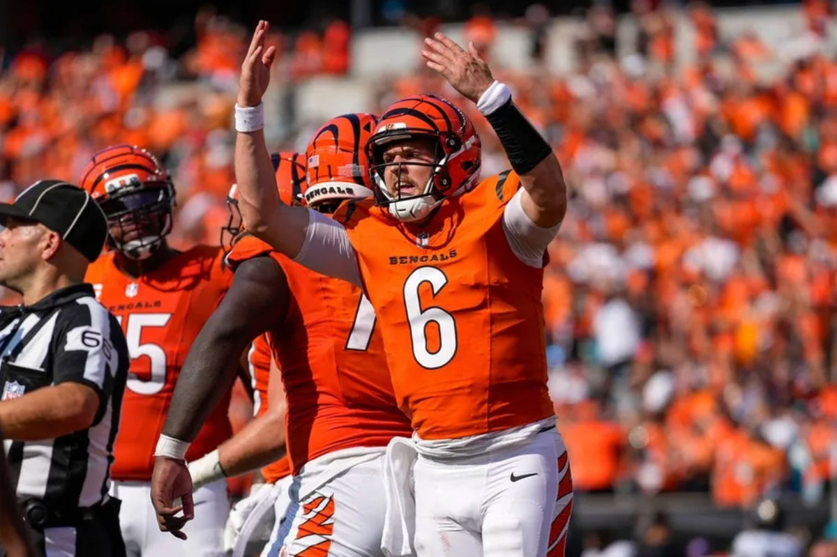 El mariscal de campo de los Cincinnati Bengals, Jake Browning (6), celebra su carrera de touchdown ganadora en el último cuarto del partido de la Semana 2 de la NFL entre los Cincinnati Bengals y los Jacksonville Jaguars en el Estadio Paycor en el centro de Cincinnati el domingo 14 de septiembre de 2025. Los Bengals remontaron un déficit al medio tiempo para ganar 31-27. FOTO: USA TODAY SPORTS IMAGES