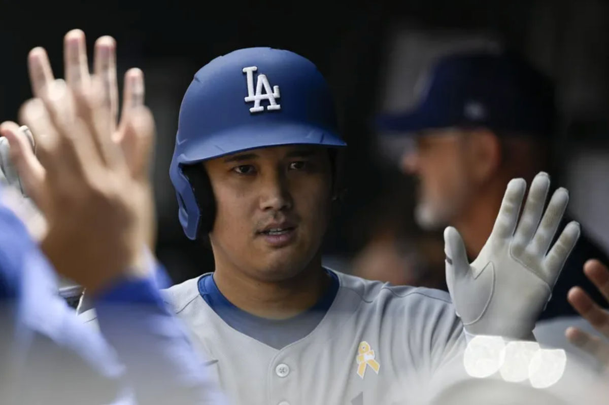 7 de septiembre de 2025; Baltimore, Maryland, EE. UU.; El bateador designado de los Dodgers de Los Ángeles, Shohei Ohtani (17), celebra con sus compañeros en el dugout tras conectar un jonrón solitario en la tercera entrada contra los Orioles de Baltimore en el Oriole Park de Camden Yards. Crédito obligatorio: Tommy Gilligan-Imagn Images.