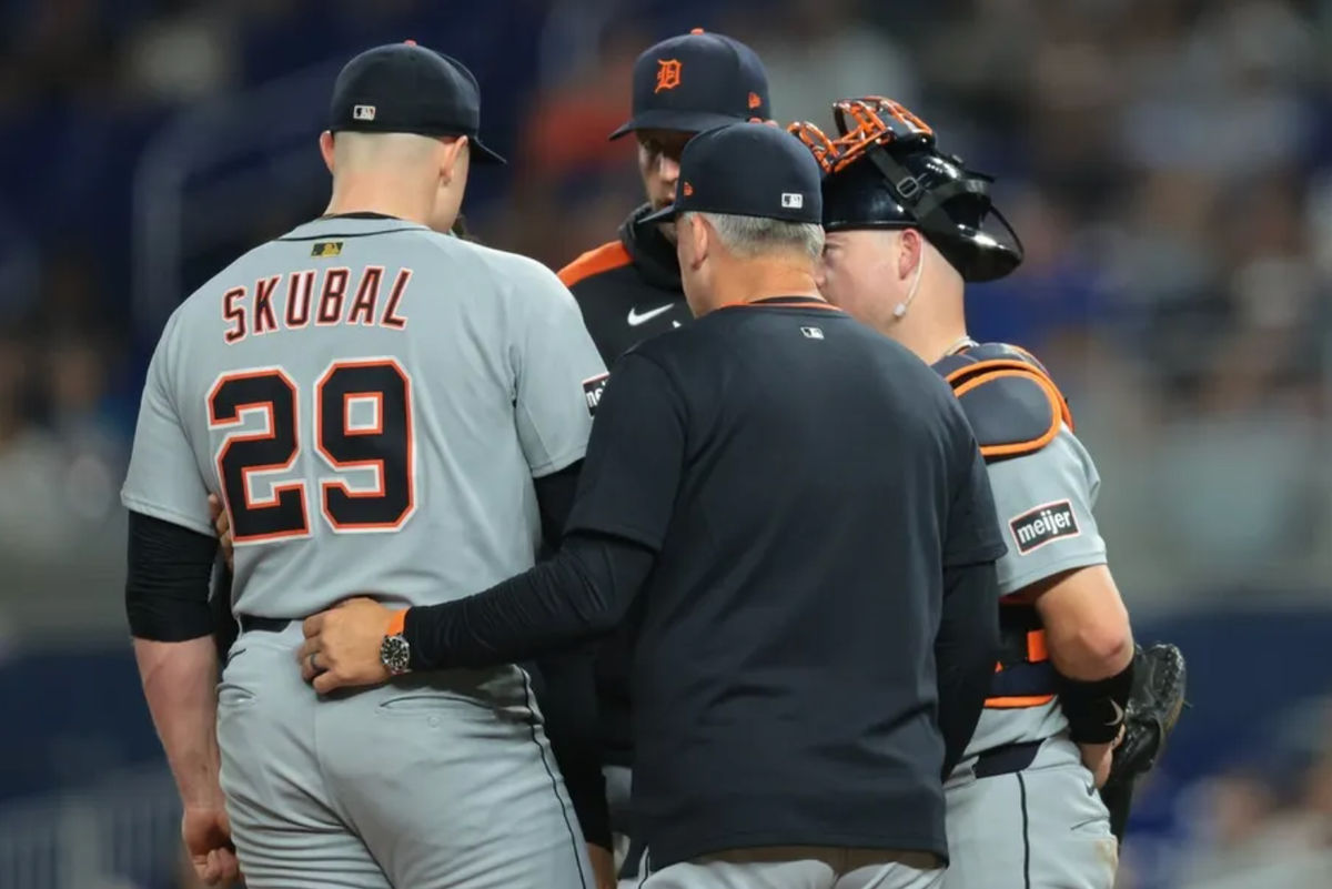 12 de septiembre de 2025; Miami, Florida, EE. UU.; El lanzador abridor de los Tigres de Detroit, Tarik Skubal (29), abandona el juego contra los Marlins de Miami durante la cuarta entrada en el LoanDepot Park. Crédito obligatorio: Sam Navarro-Imagn Images