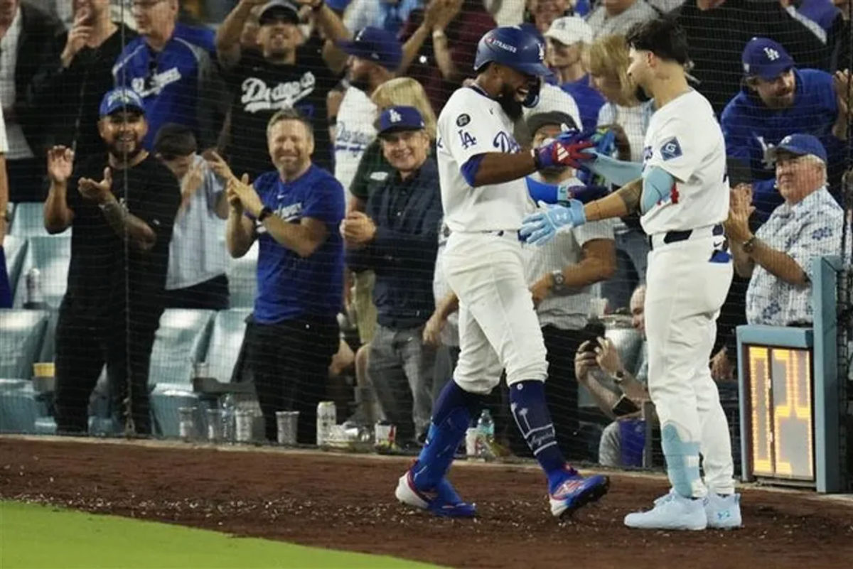 El jardinero de los Dodgers, Teoscar Hernández, celebra su quinto jonrón de entrada, su segundo del juego, contra los Rojos de Cincinnati en un juego de la serie de comodines de la Liga Nacional en Los Ángeles el 30 de septiembre. FOTO USA TODAY SPORTS IMAGES