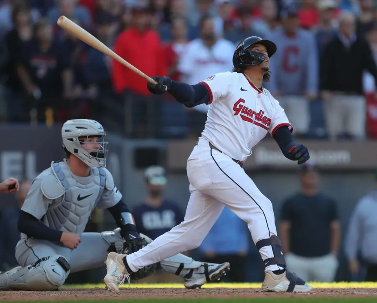 El receptor de los Cleveland Guardians, Bo Naylor (23), observa su jonrón durante la octava entrada del segundo juego de la serie de comodines de la Liga Americana en el Progressive Field, el 1 de octubre de 2025, en Cleveland, Ohio. FOTO: USA TODAY SPORTS IMAGES