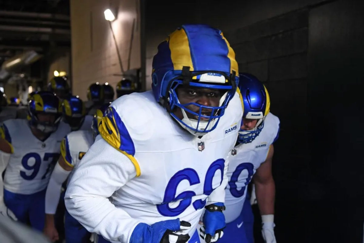 19 de enero de 2025; Filadelfia, Pensilvania, EE. UU.; El guardia de Los Angeles Rams, Kevin Dotson (69), ingresa al campo contra los Philadelphia Eagles en un partido de la ronda divisional de la NFC 2025 en el Lincoln Financial Field. Crédito obligatorio: Eric Hartline-Imagn Images