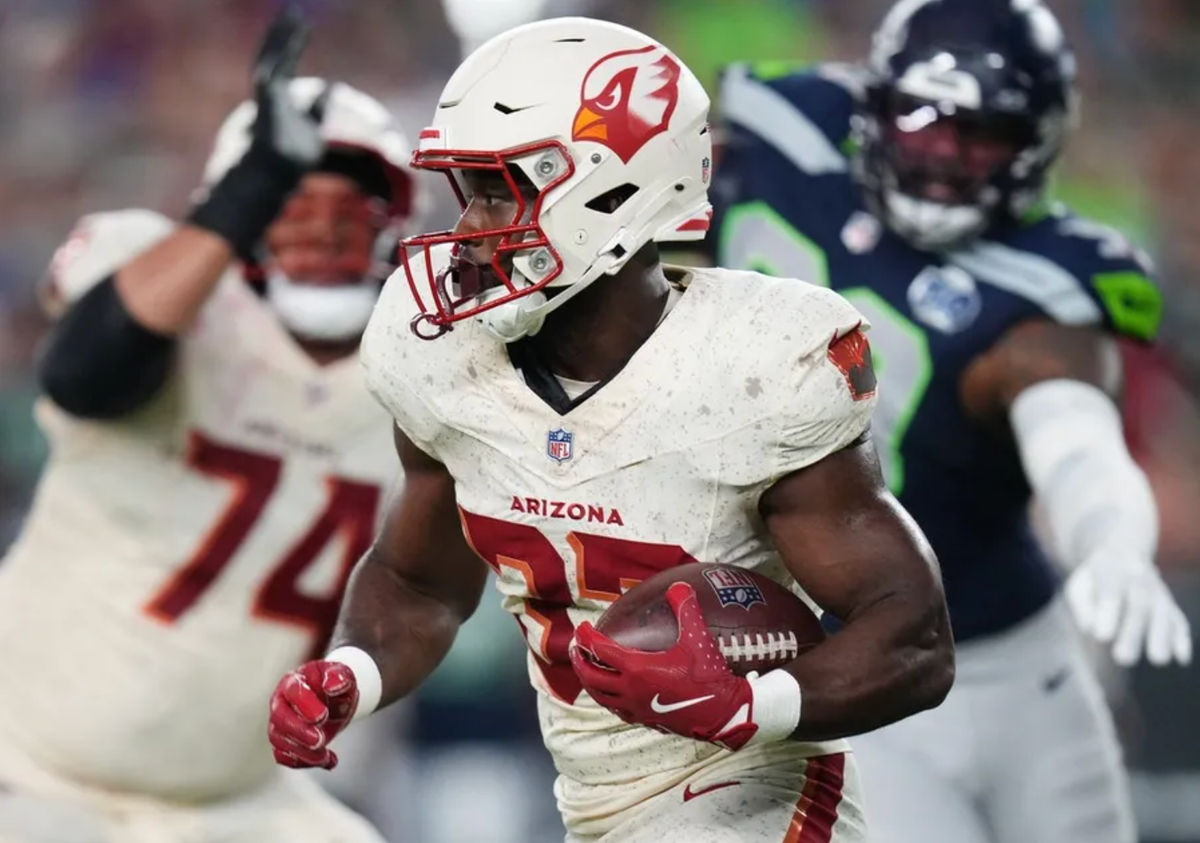 El corredor de los Arizona Cardinals, Trey Benson (33), sale del backfield contra los Seattle Seahawks en el State Farm Stadium en Glendale, el 25 de septiembre de 2025. FOTO USA TODAY SPORTS IMAGES