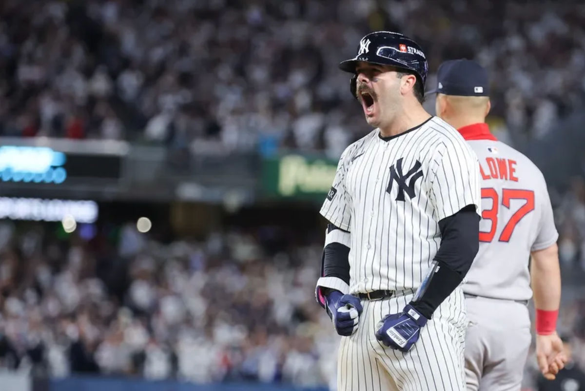 1 de octubre de 2025; Bronx, Nueva York, EE. UU.; El receptor de los Yankees de Nueva York, Austin Wells (28), celebra tras conectar un sencillo productor en la octava entrada contra los Medias Rojas de Boston durante el segundo juego de la ronda de comodines de los playoffs de la MLB de 2025 en el Yankee Stadium. Crédito obligatorio: Brad Penner-Imagn Images.