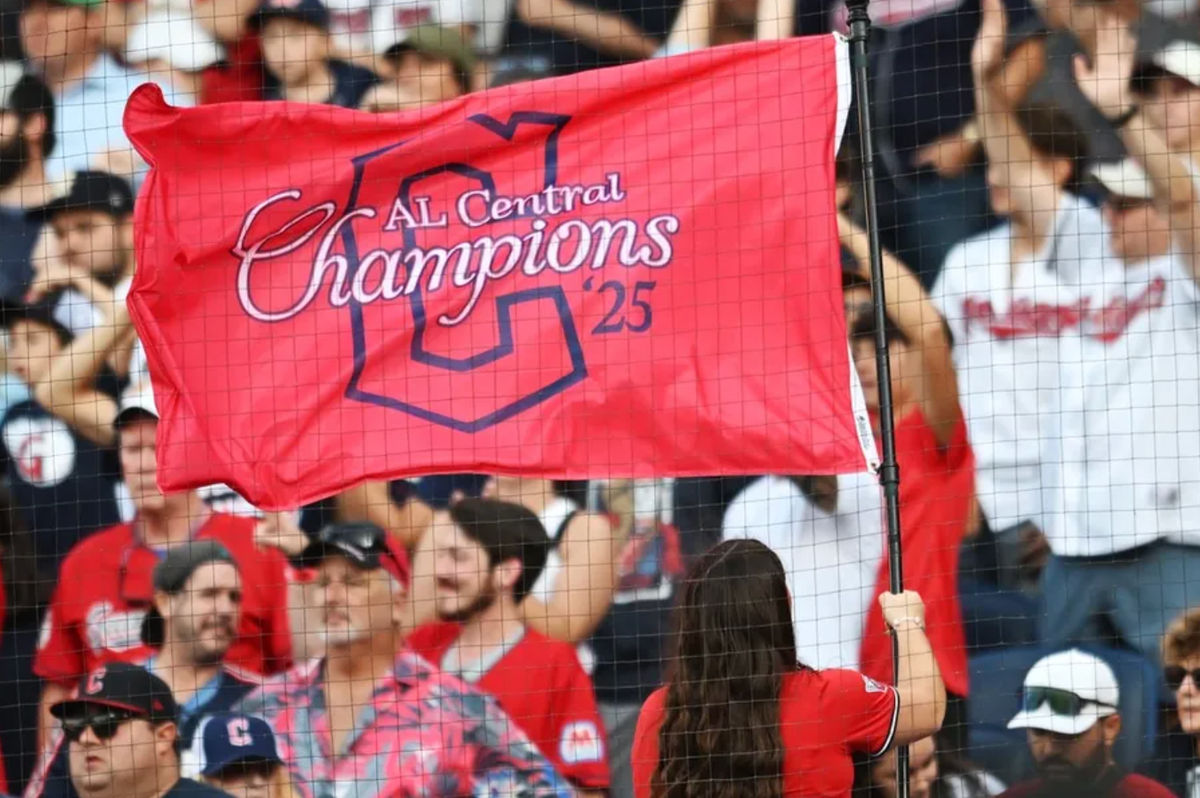 28 de septiembre de 2025; Cleveland, Ohio, EE. UU.; Un miembro de los Cleveland Strikers ondea la bandera de los campeones de la División Central de la Liga Americana durante el partido entre los Cleveland Guardians y los Texas Rangers en el Progressive Field. Crédito obligatorio: Ken Blaze-Imagn Images