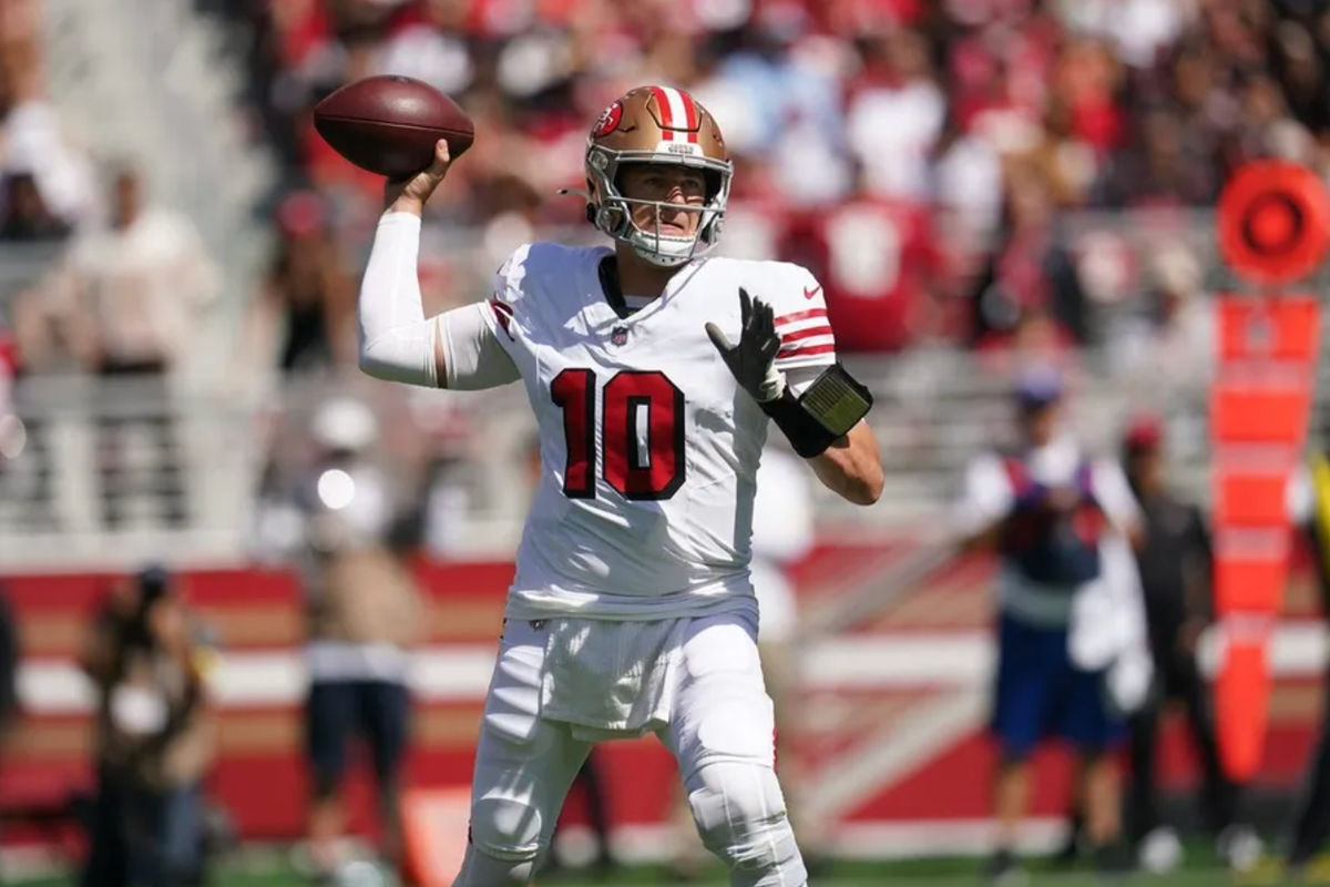 21 de septiembre de 2025; Santa Clara, California, EE. UU.; El mariscal de campo de los San Francisco 49ers, Mac Jones (10), lanza el balón contra los Arizona Cardinals durante la primera mitad en el Levi's Stadium. Crédito obligatorio: Cary Edmondson-Imagn Images