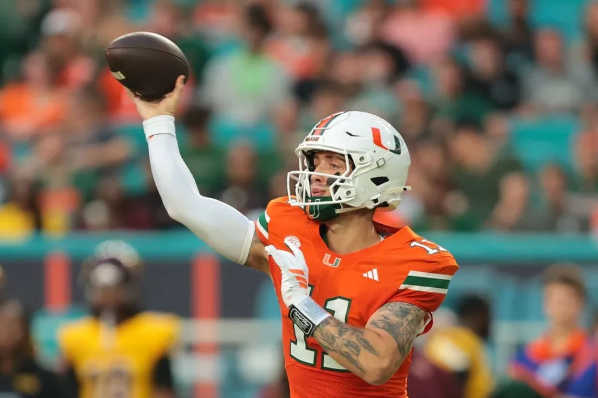 6 de septiembre de 2025; Miami Gardens, Florida, EE. UU.; El mariscal de campo de los Miami Hurricanes, Carson Beck (11), lanza el balón contra los Bethune-Cookman Wildcats durante el primer cuarto en el Hard Rock Stadium. Crédito obligatorio: Sam Navarro-Imagn Images