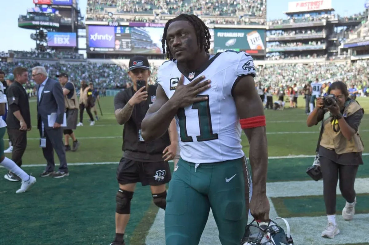 21 de septiembre de 2025; Filadelfia, Pensilvania, EE. UU.; El receptor abierto de los Philadelphia Eagles, AJ. Brown (11), abandona el campo tras la victoria contra los Los Angeles Rams en el Lincoln Financial Field. Crédito obligatorio: Eric Hartline-Imagn Images