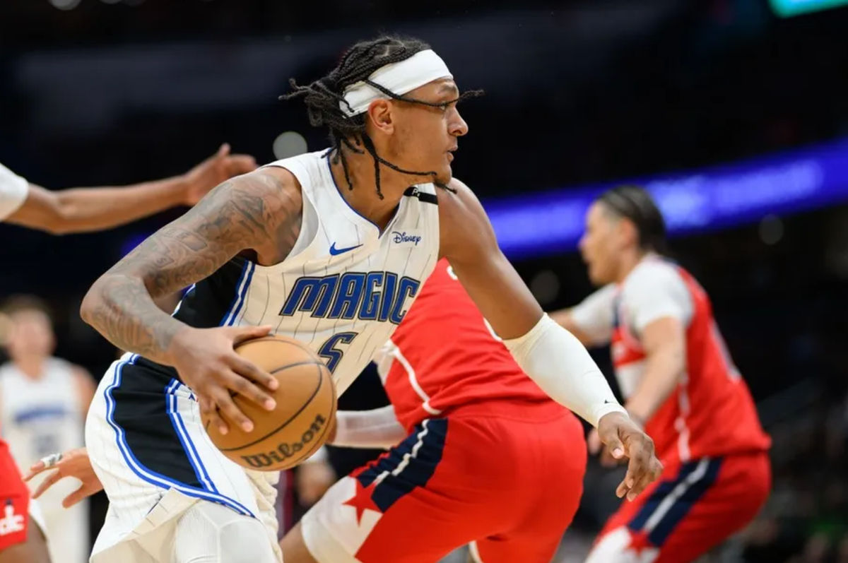 21 de marzo de 2025; Washington, Distrito de Columbia, EE. UU.; El delantero del Orlando Magic, Paolo Banchero (5), maneja el balón durante el segundo cuarto contra los Washington Wizards en el Capital One Arena. Crédito obligatorio: Reggie Hildred-Imagn Images