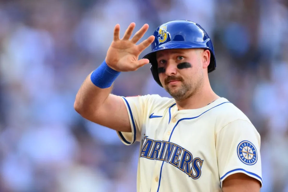 28 de septiembre de 2025; Seattle, Washington, EE. UU.; El bateador designado de los Marineros de Seattle, Cal Raleigh (29), saluda al público durante la octava entrada contra los Dodgers de Los Ángeles en el T-Mobile Park. Crédito obligatorio: Steven Bisig-Imagn Images