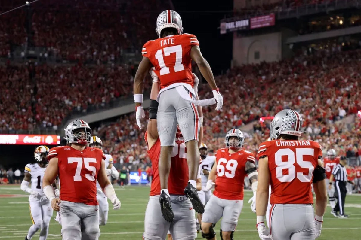 4 de octubre de 2025; Columbus, Ohio, EE. UU.; El receptor abierto de los Ohio State Buckeyes, Carnell Tate (17), celebra su touchdown con sus compañeros durante el segundo cuarto contra los Minnesota Golden Gophers en el Estadio de Ohio. Crédito obligatorio: Joseph Maiorana-Imagn Images