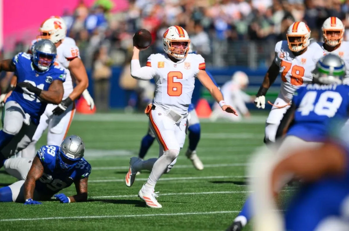 5 de octubre de 2025; Seattle, Washington, EE. UU.; El mariscal de campo de los Tampa Bay Buccaneers, Baker Mayfield (6), lucha por conseguir yardas contra los Seattle Seahawks durante la primera mitad en el Lumen Field. Crédito obligatorio: Steven Bisig-Imagn Images
