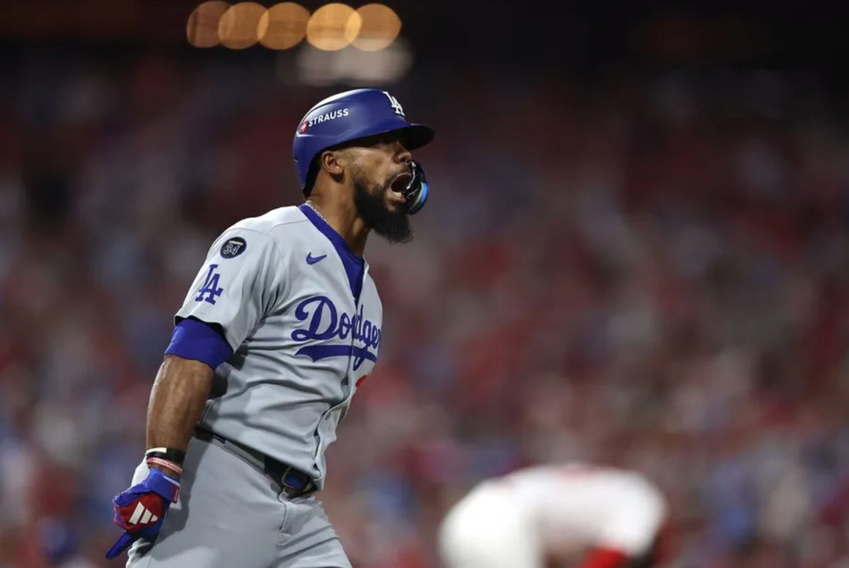 4 de octubre de 2025; Filadelfia, Pensilvania, EE. UU.; El jardinero derecho de los Dodgers de Los Ángeles, Teoscar Hernández (37), corre tras conectar un jonrón de tres carreras contra los Filis de Filadelfia en la séptima entrada durante el primer juego de la ronda de la Serie Divisional de la Liga Nacional (NLDS) de los playoffs de la MLB de 2025 en el Citizens Bank Park. Crédito obligatorio: Bill Streicher-Imagn Images.