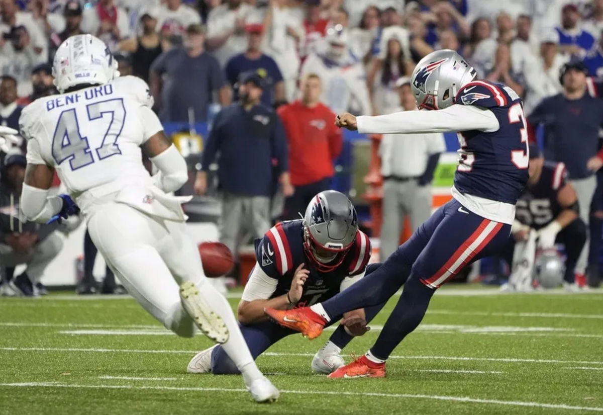 5 de octubre de 2025; Orchard Park, Nueva York, EE. UU.; El pateador de los New England Patriots, Andy Borregales (36), patea el gol de campo de 52 yardas que dio la victoria a los Buffalo Bills durante la segunda mitad en el Highmark Stadium. Crédito obligatorio: Gregory Fisher-Imagn Images.
