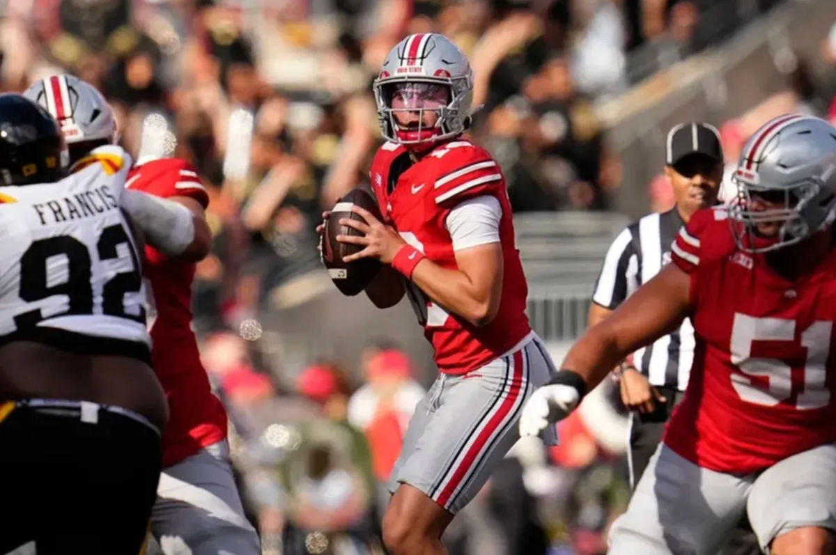 El mariscal de campo de los Ohio State Buckeyes, Julian Sayin (10), busca pasar durante la primera mitad del partido de fútbol americano de la NCAA contra los Grambling State Tigers en el estadio de Ohio el 6 de septiembre de 2025. FOTO USA TODAY SPORTS IMAGES